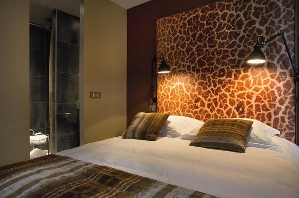 En imaginant la décoration des chambres, la chef Flora Mikula, a voulu rendre hommage à la terre et à ses richesses. Les chambres sont comme des cartes postales rapportées de voyages à travers le monde, et une foule de détails invitent à la découverte, comme cette tête de lit, façon girafe.