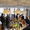 Le restaurant est placé sous le signe de la « bistronomie ». Avant de passer à table, et de découvrir les fameux tapas de Flora Mikula, prenez place autour du bar de cinq mètres, seul vestige de l’ancien établissement, habillé d’un carrelage métro irisé, et éclairé par des saladiers Bernardaud usinés, faisant office de suspensions.