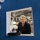 La cuisinière Flora Mikula vous accueille dans son auberge moderne, entre la Bastille et le quartier du Marais. Elle partagera avec vous sa passion pour le goût et les saveurs, et vous accueillera en toute convivialité dans l’une de ses 21 chambres, à la décoration moderne et originale… Un havre de paix et d’échange.