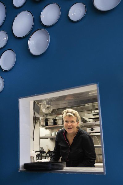 La cuisinière Flora Mikula vous accueille dans son auberge moderne, entre la Bastille et le quartier du Marais. Elle partagera avec vous sa passion pour le goût et les saveurs, et vous accueillera en toute convivialité dans l’une de ses 21 chambres, à la décoration moderne et originale… Un havre de paix et d’échange.