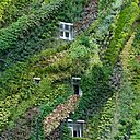 Sur un mur végétal, la nappe d’irrigation agit comme une surface filtrante. Les particules polluantes sont retenues mécaniquement, puis décomposées et minéralisées par les micro-organismes, et finalement absorbés par les racines des plantes.