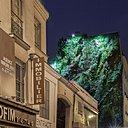 Le mur végétal embellit la ville et les bâtiments les plus modestes tout en dessinant une nouvelle perspective à l’espace urbain.