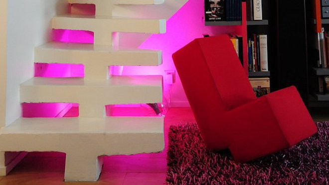 L’escalier, comme une épine dorsale, s’élève comme une sculpture sur deux niveaux.