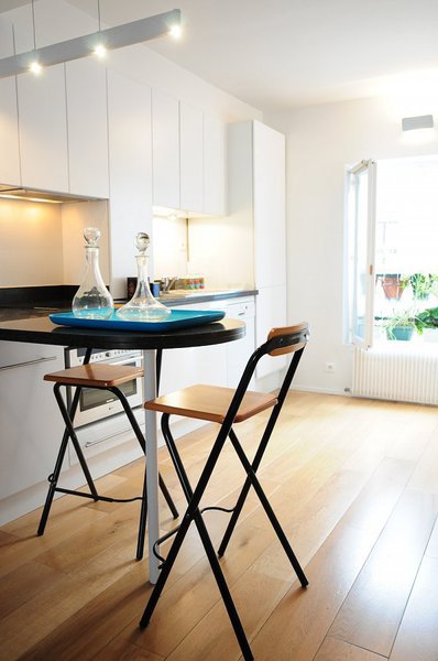 La cuisine ouverte et blanche contraste par sa neutralité, avec le reste de l’espace.