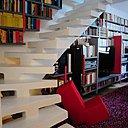 Le dessin de l’escalier s’inspire de la forme d’une colonne vertébrale. Le tapis douillet rend l’esprit accueillant, comme un cocon.