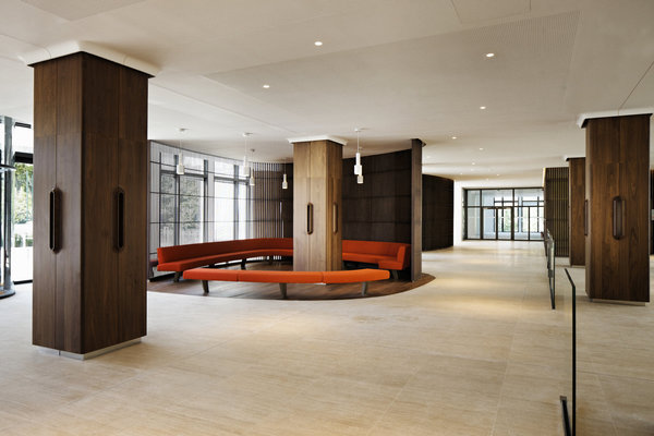 A l’intérieur, derrière son aspect de château, le lobby intègre les formes fluides et lisses caractéristiques des créations de l’Agence Jouin Manku. Une résille de bois enrobe des divans courbes qui forment un espace accueillant à la couleur vitaminée.