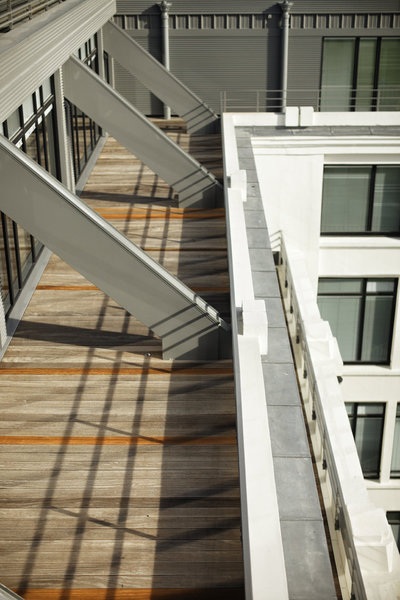 Au dernier niveau, les terrasses s’ouvrent sur la cour intérieure, conçue dans un esprit d’ouverture et de transparence. L’architecture existante et la structure en acier ont été mises en valeur lors de la rénovation respectueuse de l’ancien.
