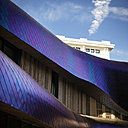 Les formes organiques du Pavillon de Services, qui abrite notamment la cantine, contrastent avec les lignes droites du bâtiment historique construit en 1927. Deux constructions qui se complètent et s’opposent.