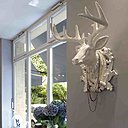 Une décoration décalée mais toujours élégante, comme ce trophée de cerf orné de colliers de perles. Hôtel Mademoiselle.