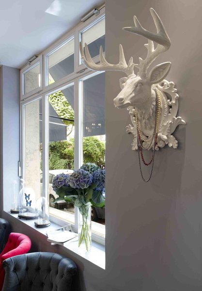 Une décoration décalée mais toujours élégante, comme ce trophée de cerf orné de colliers de perles. Hôtel Mademoiselle.