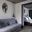 Les épais tissus et le velours inspirent le confort et la douceur de vivre. Hôtel Mademoiselle.