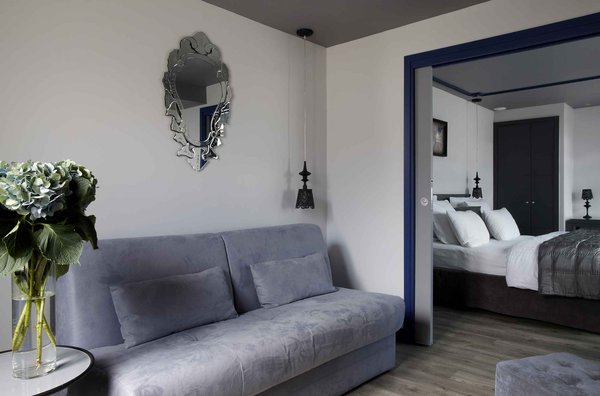 Les épais tissus et le velours inspirent le confort et la douceur de vivre. Hôtel Mademoiselle.