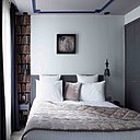 Très chic, l’espace bibliothèque en trompe l’œil. Hôtel Mademoiselle.