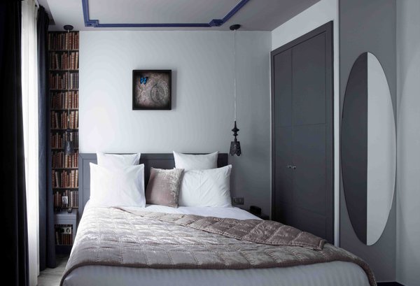 Très chic, l’espace bibliothèque en trompe l’œil. Hôtel Mademoiselle.