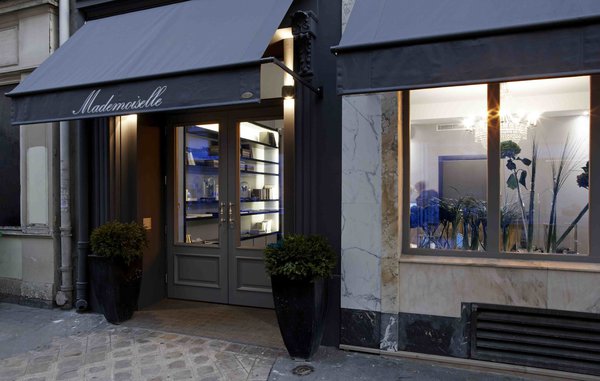 Le bleu, chic et intemporel, s’affiche dès la devanture. Hôtel Mademoiselle.