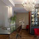 A la réception, une mosaïque signée Jérôme Clochard dévoile une silhouette féminine qui semble accompagner les hôtes jusqu’à leurs chambres. Hôtel Mademoiselle.