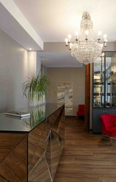 A la réception, une mosaïque signée Jérôme Clochard dévoile une silhouette féminine qui semble accompagner les hôtes jusqu’à leurs chambres. Hôtel Mademoiselle.