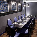 Le soir, la salle du petit-déjeuner devient un bar lounge intime. Hôtel Mademoiselle.