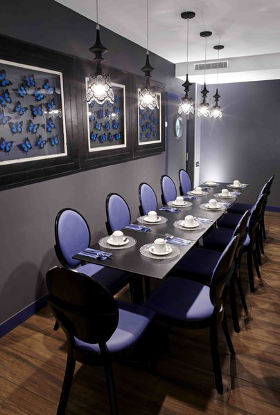 Le soir, la salle du petit-déjeuner devient un bar lounge intime. Hôtel Mademoiselle.