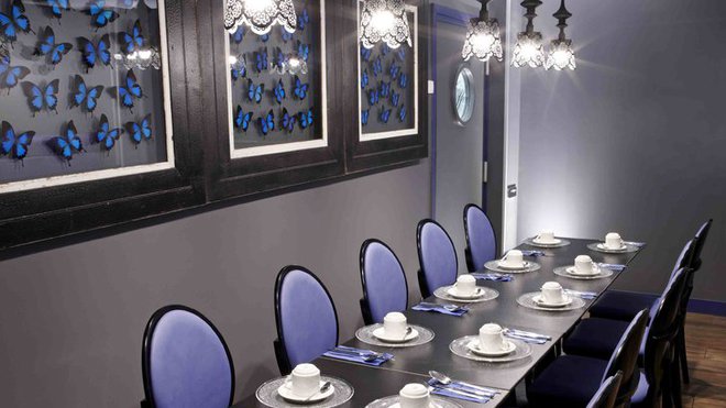 Le soir, la salle du petit-déjeuner devient un bar lounge intime. Hôtel Mademoiselle. Le soir, la salle du petit-déjeuner devient un bar lounge intime. Hôtel Mademoiselle.