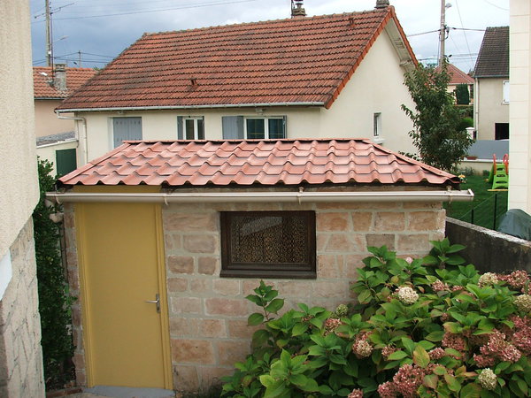 Après avoir scrupuleusement suivi les 19 étapes de ce pas à pas, la toiture de votre cabane de jardin aura fière allure.