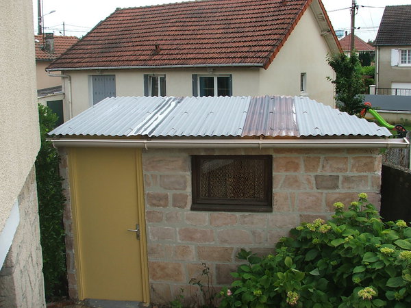 Avant: votre abris de jardin est recouvert de tôles ondulées disparates et usagées.