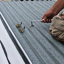 Etape 1 : Dévisser l’ensemble des anciennes fixations de la toiture existante. Etape 1 : Dévisser l’ensemble des anciennes fixations de la toiture existante.