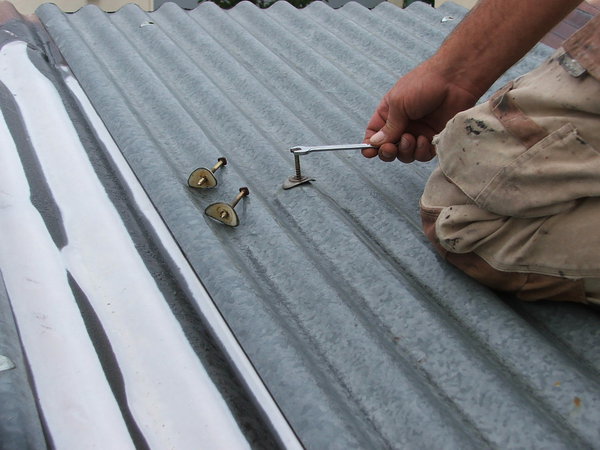 Etape 1 : Dévisser l’ensemble des anciennes fixations de la toiture existante.