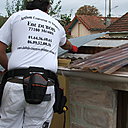 Etape 2 : Déposer les tôles en vous protégeant avec des gants renforcées. Etape 2 : Déposer les tôles en vous protégeant avec des gants renforcées.