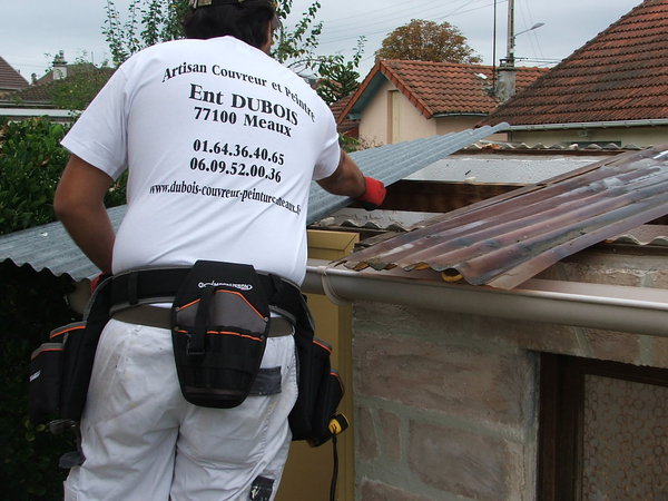 Etape 2 : Déposer les tôles en vous protégeant avec des gants renforcées.