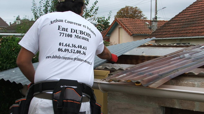 Etape 2 : Déposer les tôles en vous protégeant avec des gants renforcées. Etape 2 : Déposer les tôles en vous protégeant avec des gants renforcées.