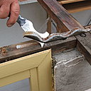 Etape 3 : Enlever l’ancienne mousse de calfeutrage des tôles à l’aide d’un riflard. Etape 3 : Enlever l’ancienne mousse de calfeutrage des tôles à l’aide d’un riflard.