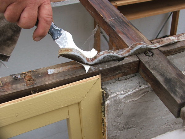 Etape 3 : Enlever l’ancienne mousse de calfeutrage des tôles à l’aide d’un riflard.