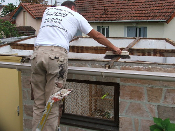 Etape 4 : Epousseter l’ensemble de la structure en bois.