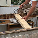 Etape 5 : Renforcer la structure en clouant quelques morceaux de lattes de bois brutes. Etape 5 : Renforcer la structure en clouant quelques morceaux de lattes de bois brutes.