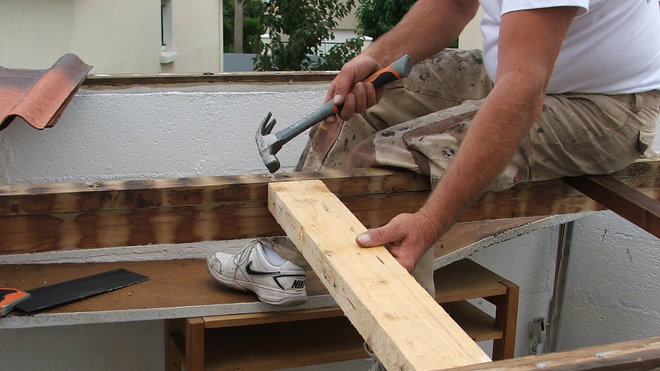 Etape 5 : Renforcer la structure en clouant quelques morceaux de lattes de bois brutes. Etape 5 : Renforcer la structure en clouant quelques morceaux de lattes de bois brutes.