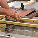 Etape 7 : Fixer l’ensemble des tasseaux avec des clous de 5 cm de long. Etape 7 : Fixer l’ensemble des tasseaux avec des clous de 5 cm de long.