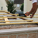 Etape 8 : Découper à la scie à dos les débords des tasseaux de bois. Etape 8 : Découper à la scie à dos les débords des tasseaux de bois.