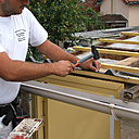 Etape 9 : Positionner les closoirs en mousse sur le premier tasseau sur toute la longueur. Etape 9 : Positionner les closoirs en mousse sur le premier tasseau sur toute la longueur.