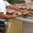 Etape 11 : Commencer la pose la pose des éléments dans le sens contraire du vent. Positionner la première rangée de plaques à plus ou 10 cm du bord, faisant écouler l’eau dans la gouttière. Etape 11 : Commencer la pose la pose des éléments dans le sens contraire du vent. Positionner la première rangée de plaques à plus ou 10 cm du bord, faisant écouler l’eau dans la gouttière.