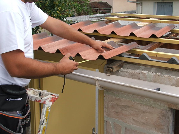 Etape 11 : Commencer la pose la pose des éléments dans le sens contraire du vent. Positionner la première rangée de plaques à plus ou 10 cm du bord, faisant écouler l’eau dans la gouttière.