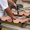 Etape 12 : Visser la plaque avec les vis fournies, sur le sommet de chaque crête de la plaque, ne pas forcer sur le serrage. Les plaques s’assemblent, sur tout le long, en les faisant chevaucher sur le dernier sommet en bout de chaque plaque. Etape 12 : Visser la plaque avec les vis fournies, sur le sommet de chaque crête de la plaque, ne pas forcer sur le serrage. Les plaques s’assemblent, sur tout le long, en les faisant chevaucher sur le dernier sommet en bout de chaque plaque.