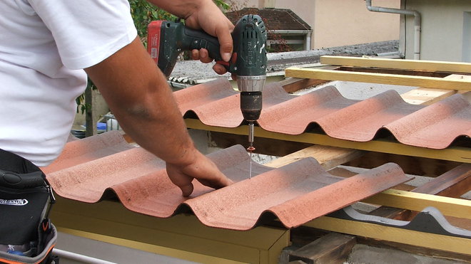 Etape 12 : Visser la plaque avec les vis fournies, sur le sommet de chaque crête de la plaque, ne pas forcer sur le serrage. Les plaques s’assemblent, sur tout le long, en les faisant chevaucher sur le dernier sommet en bout de chaque plaque. Etape 12 : Visser la plaque avec les vis fournies, sur le sommet de chaque crête de la plaque, ne pas forcer sur le serrage. Les plaques s’assemblent, sur tout le long, en les faisant chevaucher sur le dernier sommet en bout de chaque plaque.