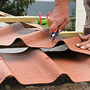 Etape 13 : En bout de toiture, découper la plaque à la dimension souhaitée à l’aide d’un cutter, en entaillant le matériau sans le sectionner pour autant. Etape 13 : En bout de toiture, découper la plaque à la dimension souhaitée à l’aide d’un cutter, en entaillant le matériau sans le sectionner pour autant.