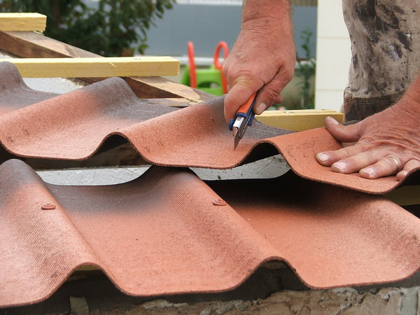 Etape 13 : En bout de toiture, découper la plaque à la dimension souhaitée à l’aide d’un cutter, en entaillant le matériau sans le sectionner pour autant.