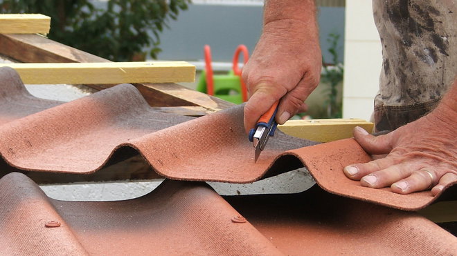 Etape 13 : En bout de toiture, découper la plaque à la dimension souhaitée à l’aide d’un cutter, en entaillant le matériau sans le sectionner pour autant. Etape 13 : En bout de toiture, découper la plaque à la dimension souhaitée à l’aide d’un cutter, en entaillant le matériau sans le sectionner pour autant.