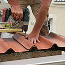 Etape 15 : Visser la plaque à la dimension, en la faisant chevaucher sur le sommet de la plaque précédente. Etape 15 : Visser la plaque à la dimension, en la faisant chevaucher sur le sommet de la plaque précédente.