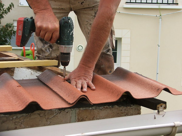 Etape 15 : Visser la plaque à la dimension, en la faisant chevaucher sur le sommet de la plaque précédente.