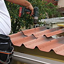 Etape 16 : Décaler la pose, en commençant la deuxième rangée avec une demi-tuile, et ainsi de suite sur tout le long de la rangée. Etape 16 : Décaler la pose, en commençant la deuxième rangée avec une demi-tuile, et ainsi de suite sur tout le long de la rangée.