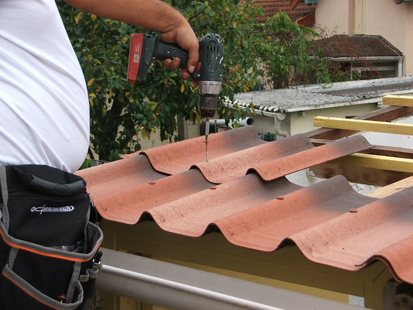 Etape 16 : Décaler la pose, en commençant la deuxième rangée avec une demi-tuile, et ainsi de suite sur tout le long de la rangée.